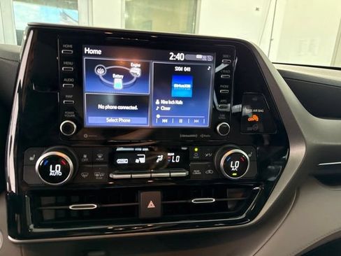 Used 2021 Toyota Highlander XLE FWD image 27