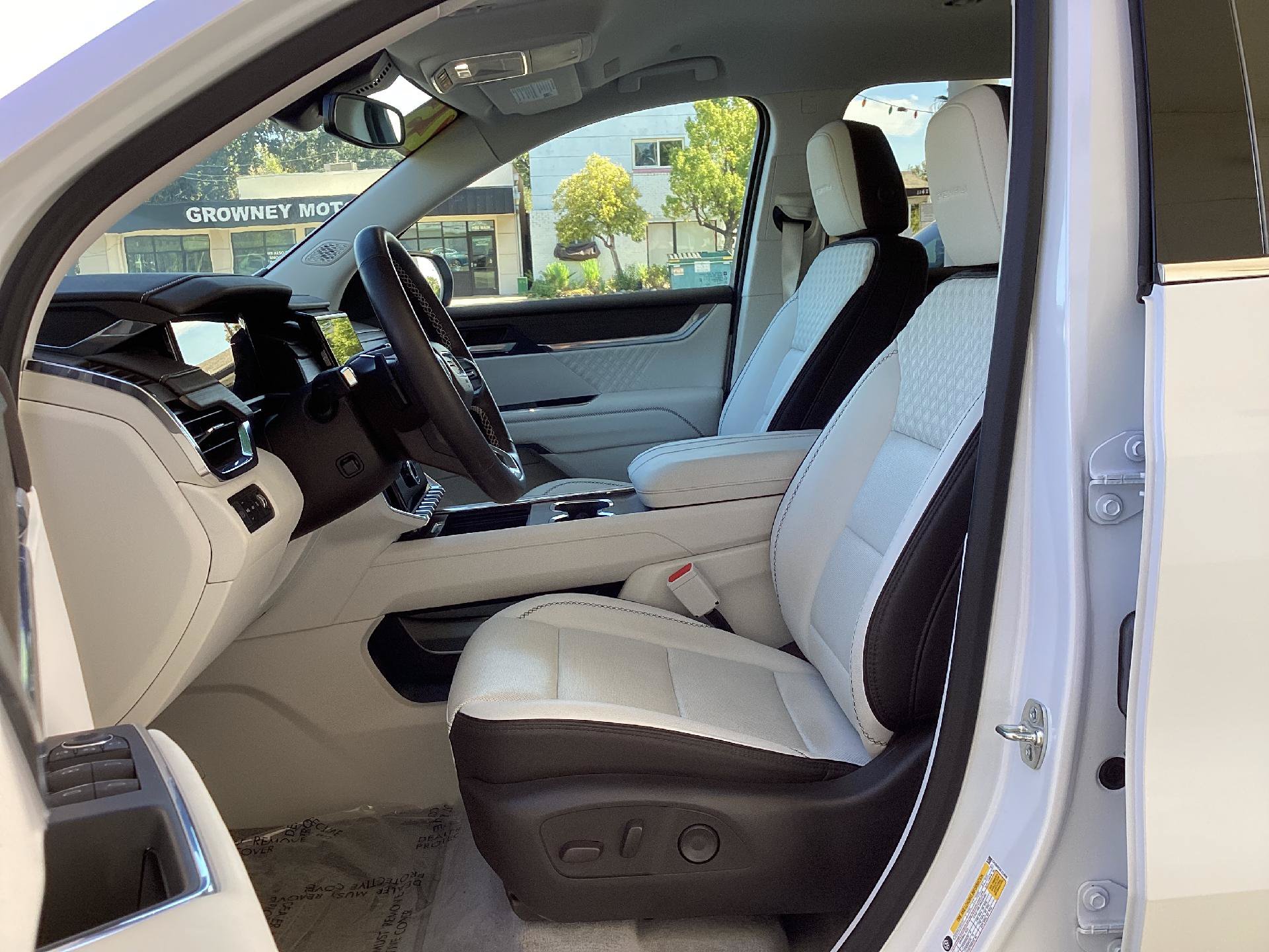 Used 2025 GMC Acadia Denali AWD/4WD image 11