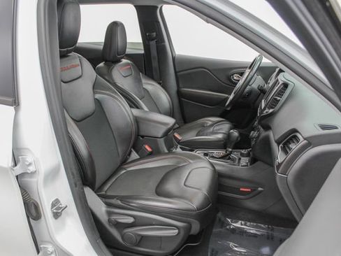 Used 2019 Jeep Cherokee Trailhawk w/ Comfort/Convenience Group AWD/4WD image 22