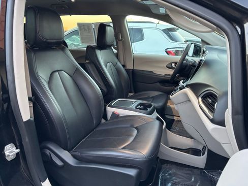 Used 2024 Chrysler Pacifica Touring-L image 39