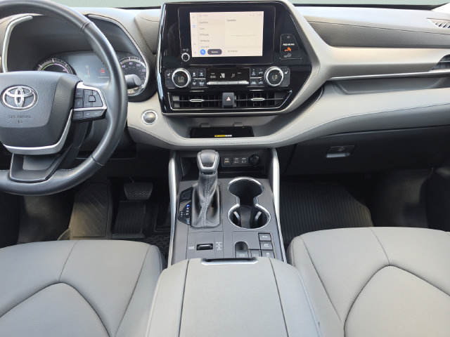 Used 2023 Toyota Highlander XLE AWD/4WD image 26