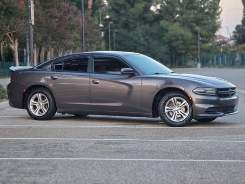 Used 2017 Dodge Charger SE RWD image 6