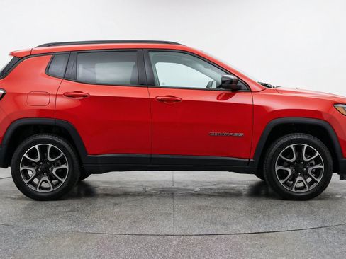 Used 2025 Jeep Compass Trailhawk AWD/4WD image 11