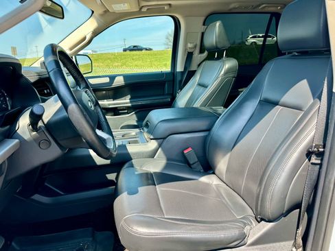 Used 2022 Ford Expedition XLT image 12