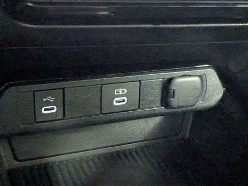 Used 2025 Toyota Prius LE FWD image 23