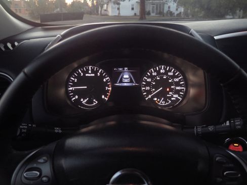 Used 2018 Nissan Pathfinder SV image 9