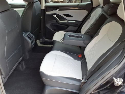 Used 2025 Volkswagen Tiguan SE AWD/4WD image 9