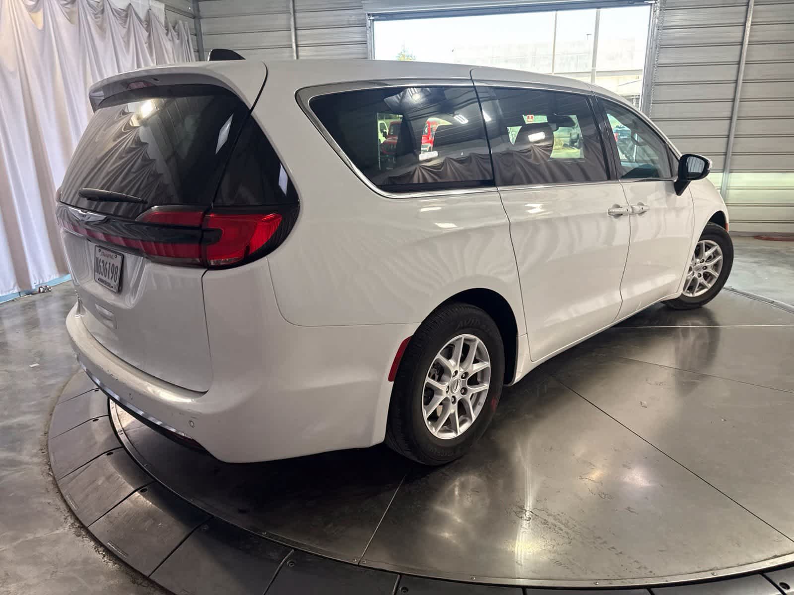 Used 2023 Chrysler Pacifica Touring-L FWD image 5