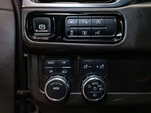 Used 2025 GMC Yukon XL Denali image 17