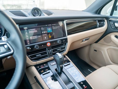 Certified 2025 Porsche Macan image 14