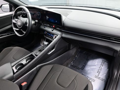 Certified 2025 Hyundai Elantra SEL image 14