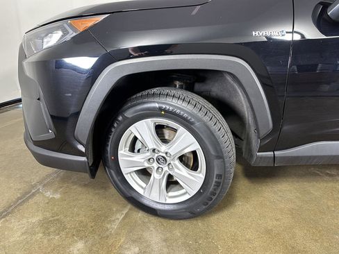 Used 2021 Toyota RAV4 LE image 5