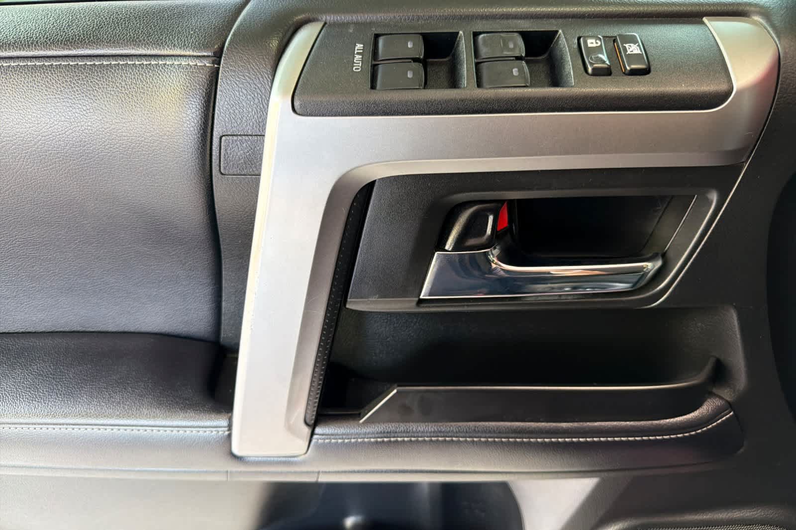 Used 2018 Toyota 4Runner 4WD image 12