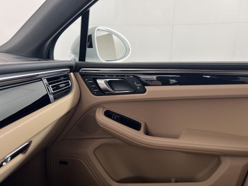 Certified 2026 Porsche Macan AWD/4WD image 14