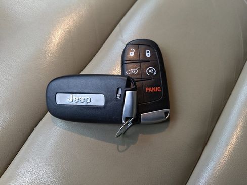 Used 2022 Jeep Grand Cherokee Limited w/ Tech Group image 32