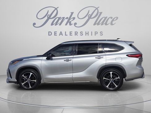 Used 2021 Toyota Highlander XSE FWD image 2
