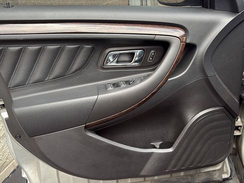 Used 2013 Ford Taurus Limited FWD image 4