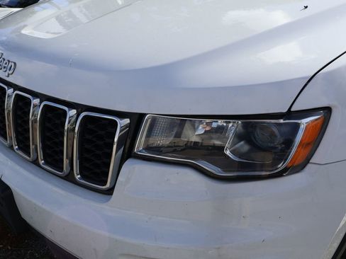 Used 2019 Jeep Grand Cherokee Laredo image 3