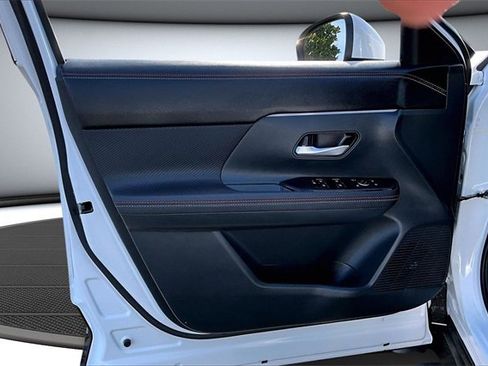 Certified 2025 Nissan Kicks SR image 19