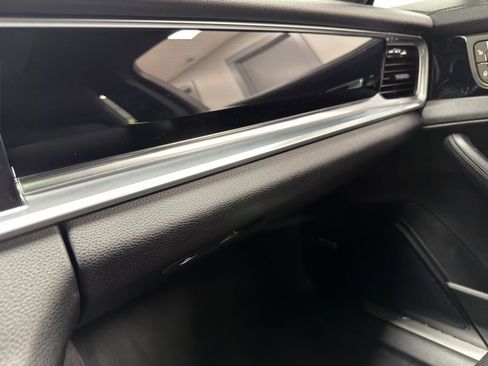 Used 2018 Porsche Panamera 4 image 25