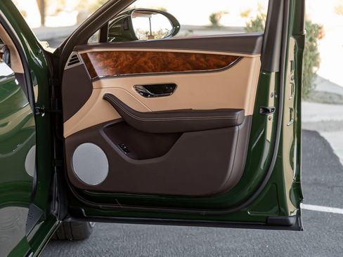 Used 2022 Bentley Flying Spur Plug-In Hybrid image 28