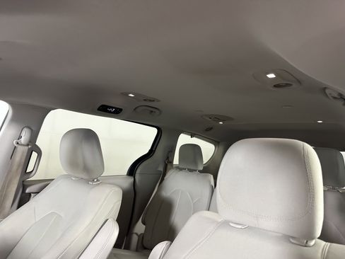 Used 2017 Chrysler Pacifica Touring w/ Tire & Wheel Group FWD image 12