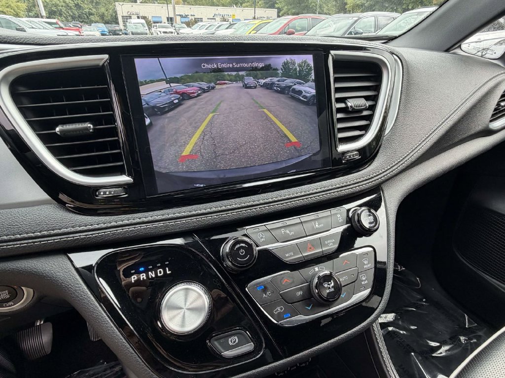 Used 2025 Chrysler Pacifica Limited FWD image 19