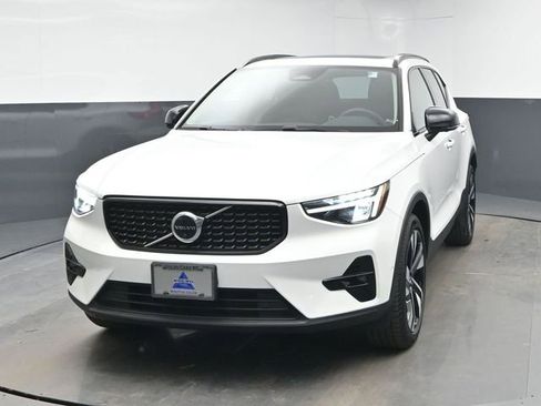 Used 2023 Volvo XC40 B5 Plus w/ Driver Assist Package image 3