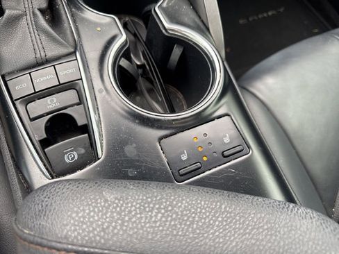 Used 2020 Toyota Camry XLE image 7