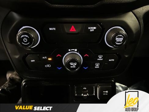 Used 2018 Jeep Renegade Latitude w/ Popular Equipment Group FWD image 16