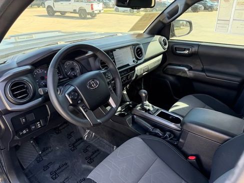 Used 2022 Toyota Tacoma TRD Sport w/ Technology Package image 11