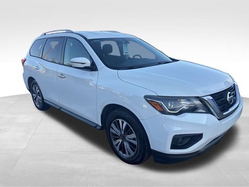 Used 2017 Nissan Pathfinder SV image 2