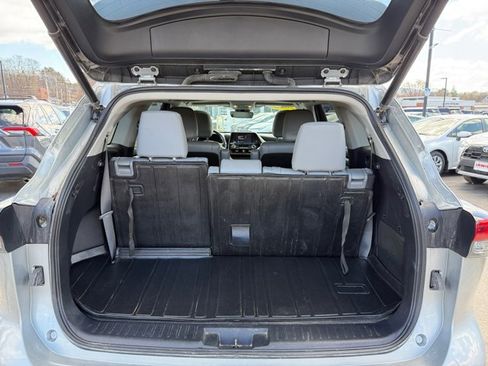 Used 2023 Toyota Highlander XLE AWD/4WD image 23