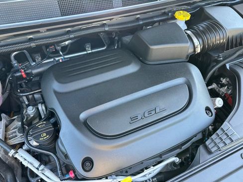 Used 2025 Chrysler Pacifica Limited FWD image 27