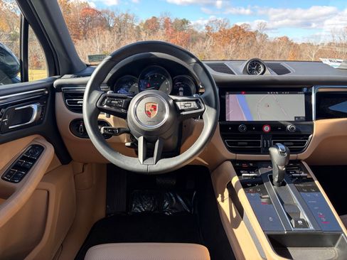 Certified 2025 Porsche Macan image 12