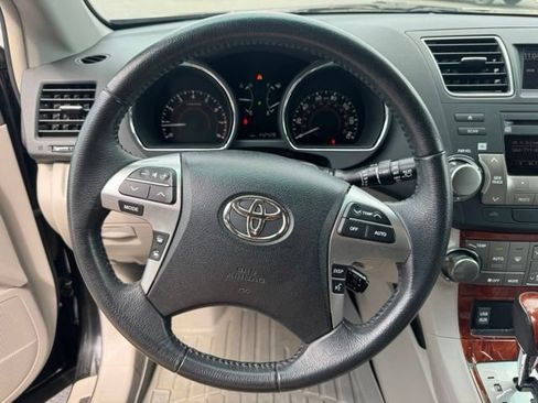Used 2012 Toyota Highlander Limited w/ Tow Pkg AWD/4WD image 9