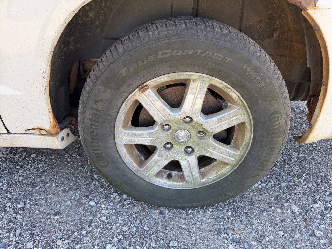Used 2009 Chrysler Town & Country Touring FWD image 10