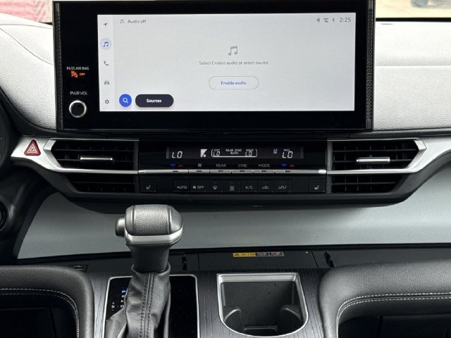 Used 2025 Toyota Sienna XLE FWD image 17