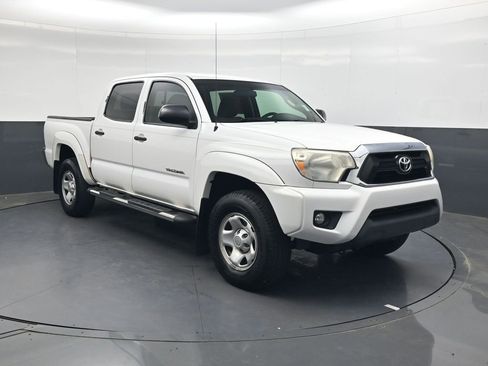 Used 2015 Toyota Tacoma PreRunner w/ SR5 Package RWD image 2