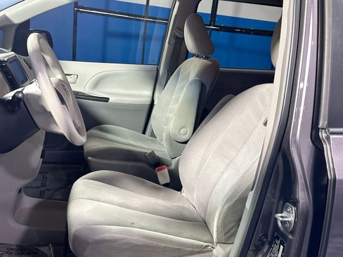 Used 2013 Toyota Sienna L w/ Towing Pkg image 13