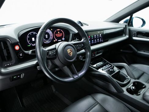 Certified 2024 Porsche Cayenne Coupe image 4