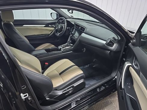 Used 2018 Honda Civic Touring image 16