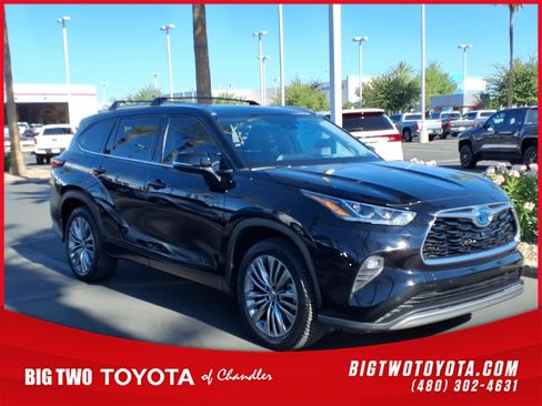 Used 2023 Toyota Highlander Platinum FWD image 1