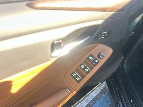 Used 2022 Toyota Avalon Limited image 18