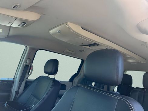 Used 2014 Chrysler Town & Country Touring-L FWD image 18