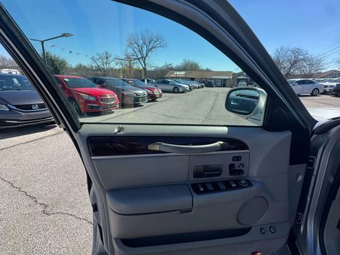 Used 2009 Lincoln Town Car Signature Limited image 10