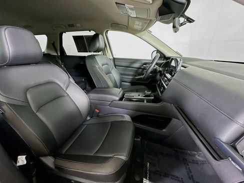 Used 2024 Nissan Pathfinder SL FWD image 12