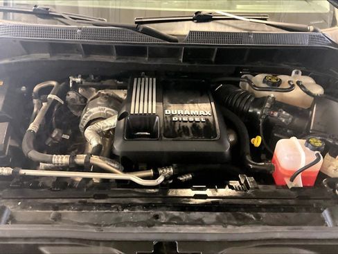 Used 2022 Chevrolet Silverado 1500 LT AWD/4WD image 30