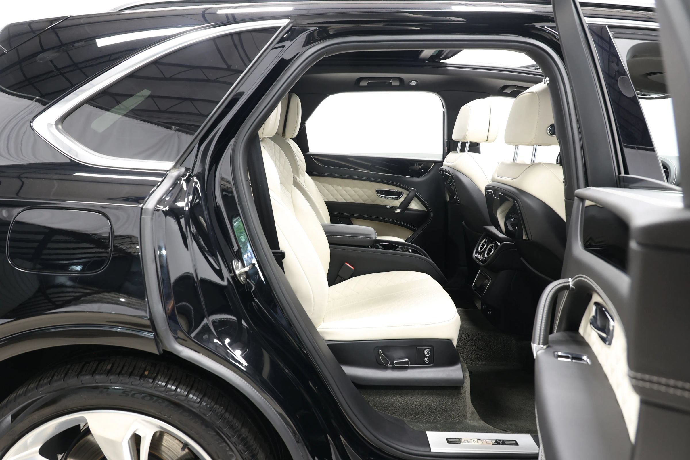 Used 2017 Bentley Bentayga AWD/4WD image 74