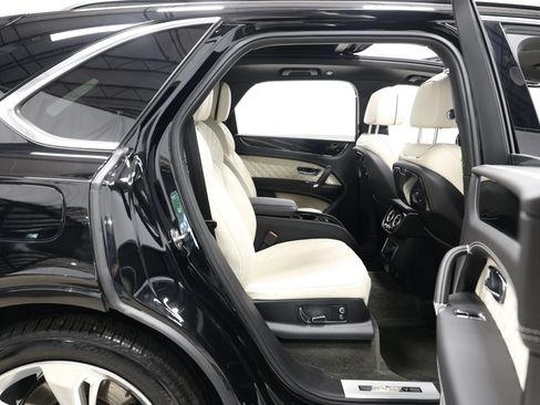 Used 2017 Bentley Bentayga AWD/4WD image 74